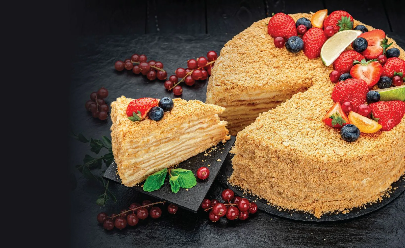 Торт «Наполеон» с ягодами — фото